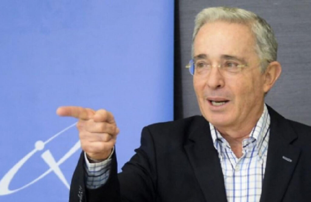 Álvaro Uribe Vélez renuncia al senado