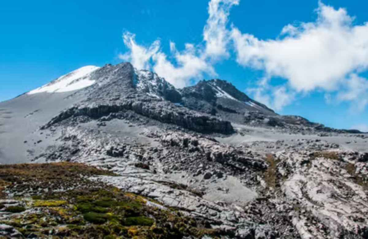 Volcán Nevado del Ruiz baja intensidad a color amarillo