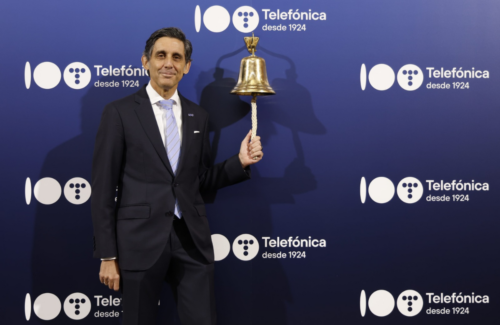Telefónica celebra su centenario con el toque de campana en la bolsa de Madrid