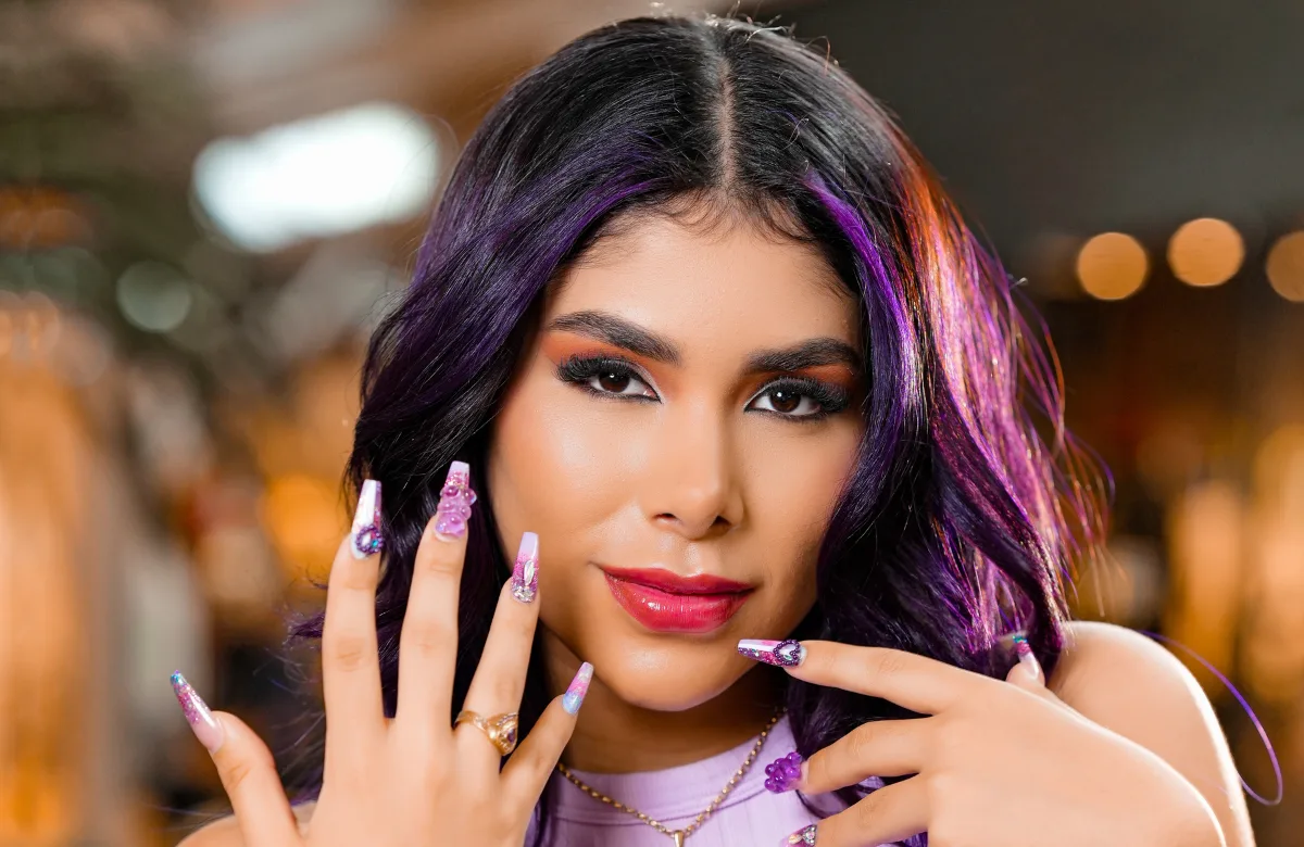 Alexa Torrex lanza su nueva canción "Morado", una celebración de la elegancia y creatividad