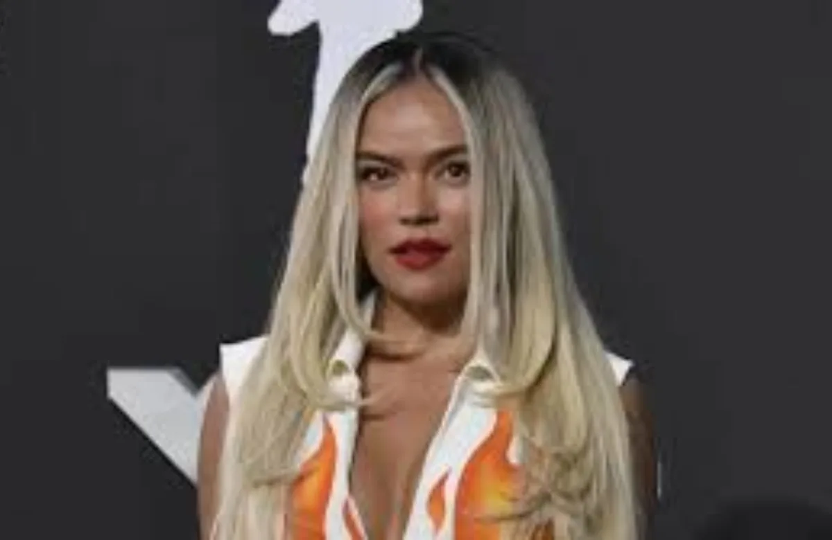 Karol G responde a las críticas por la canción '+57': “Todavía tengo mucho por aprender”