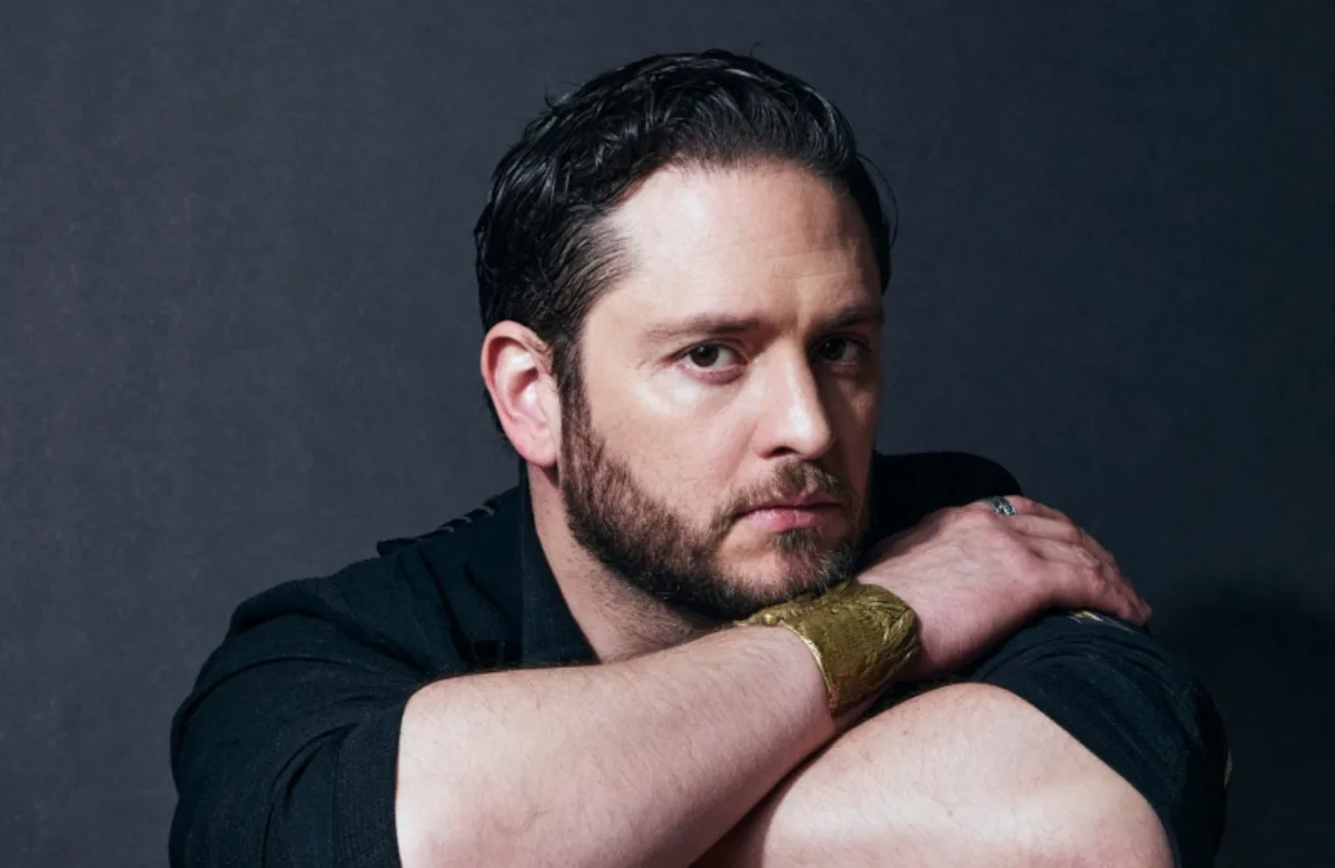 Christopher Uckermann presenta su segundo sencillo "Los Hombres Lloran"