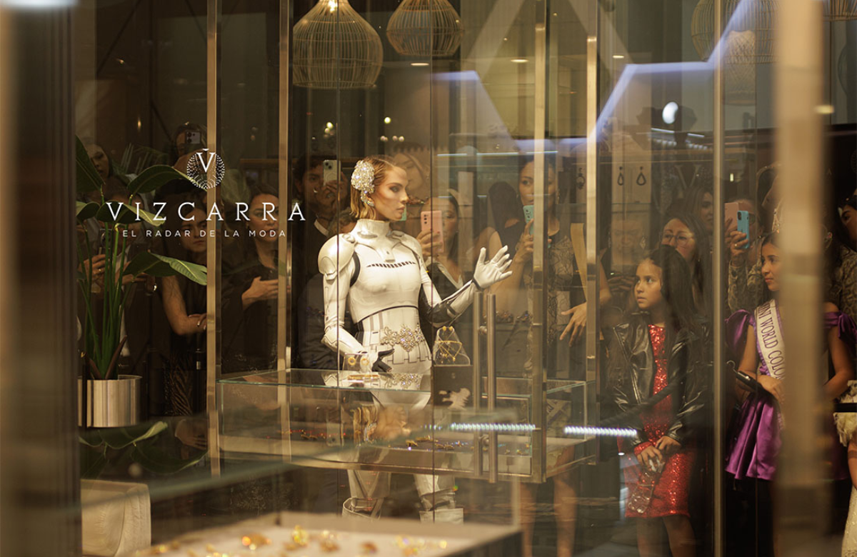 By Vizcarra presenta en Bogotá el primer traje humanoide interactivo con inteligencia artificial
