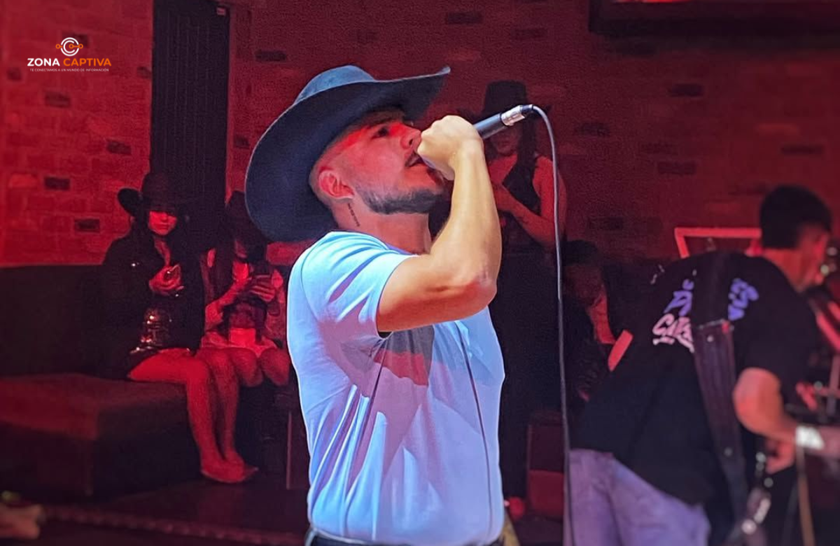 James Pérez, galardonado como Artista del Año en el Congreso de la República