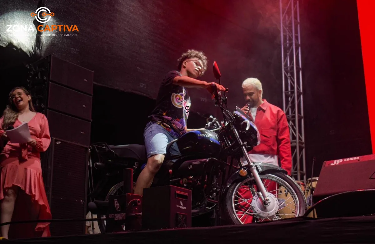 Altafulla entrega motos a trabajadores en el Carnaval de Barranquilla