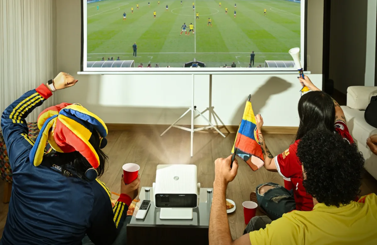 La experiencia de ver fútbol cambia en Colombia: proyectores se posicionan de cara al Mundial 2026