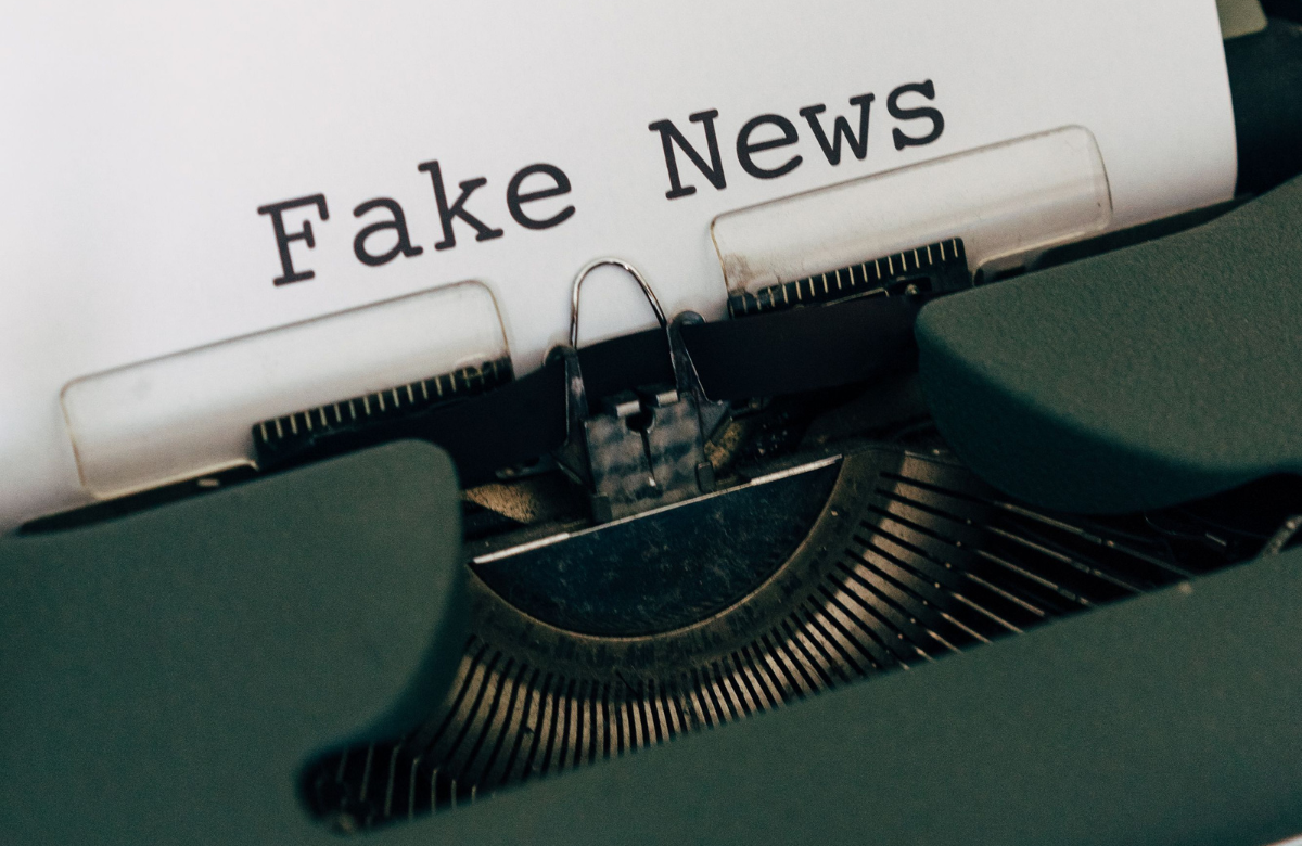 Compartir sin verificar también alimenta las fake news según advertencia