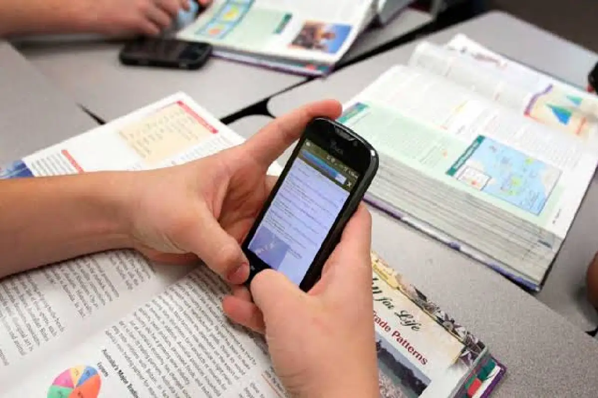 Bogotá regula el uso de celulares en colegios para mejorar el aprendizaje escolar