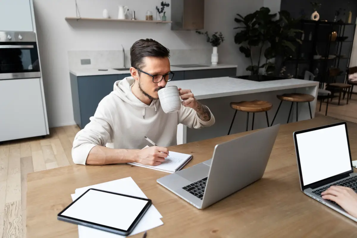 Trabajo híbrido en casa: 7 señales de alerta que amenazan la salud laboral