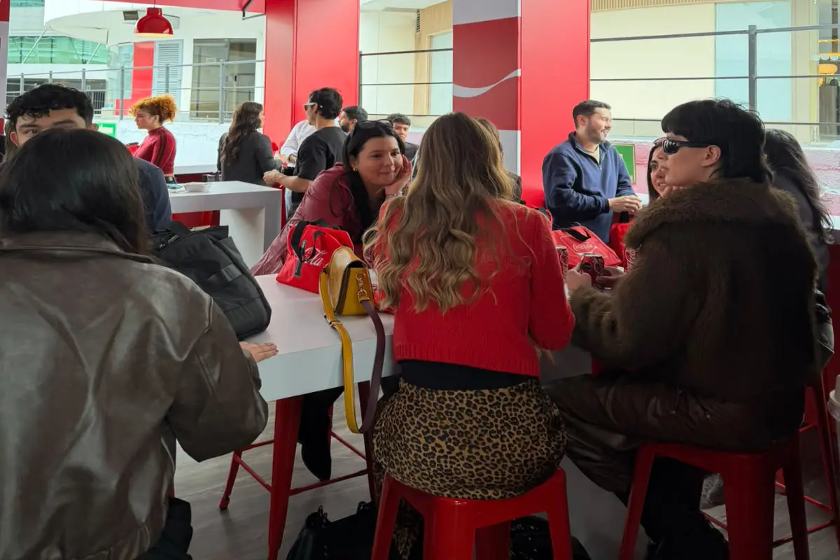 Coca-Cola ofrecerá almuerzos gratuitos en Bogotá a quienes dejen su celular para desconectarse durante la comida