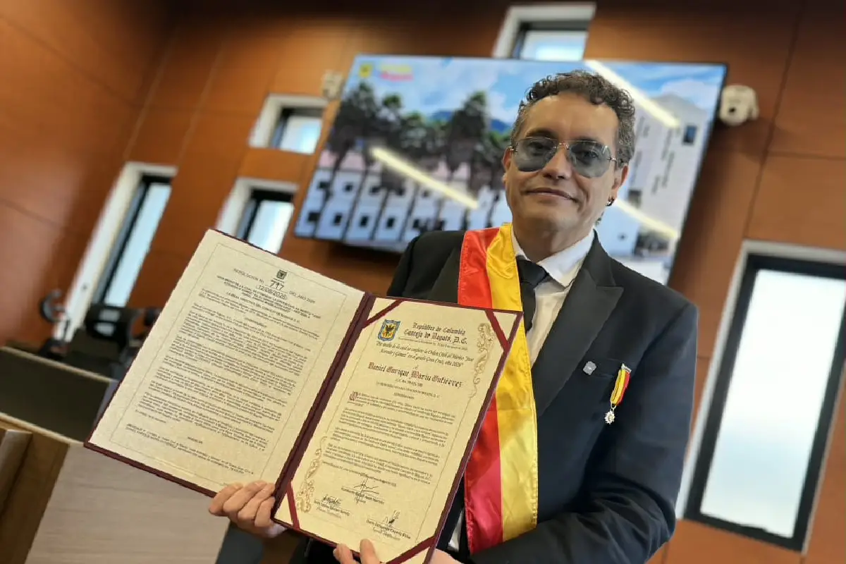 Danny Marín recibe la Orden Civil al Mérito José Acevedo y Gómez por sus 25 años de carrera