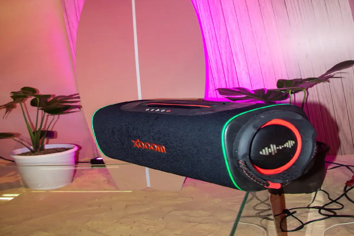 El karaoke se reinventa sin pistas ni internet con parlantes de inteligencia artificial