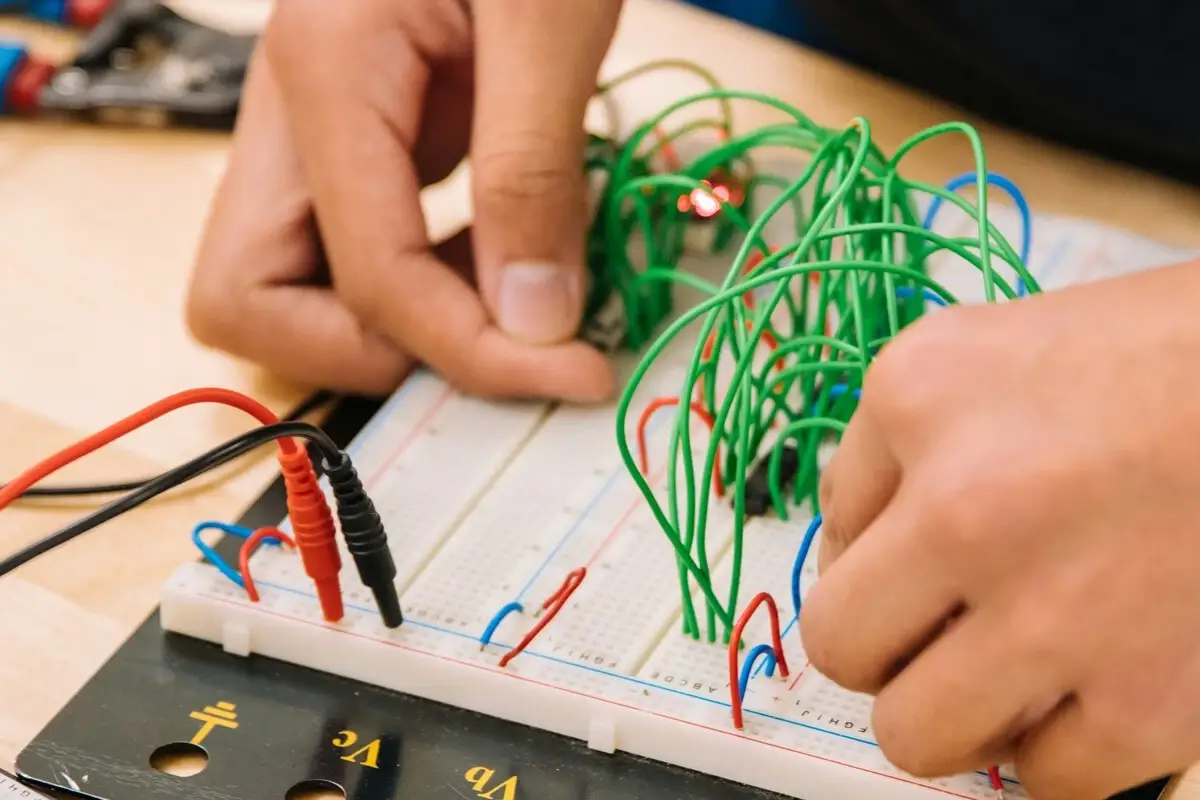 Jóvenes colombianos impulsan la innovación tecnológica para resolver problemáticas sociales y ambientales
