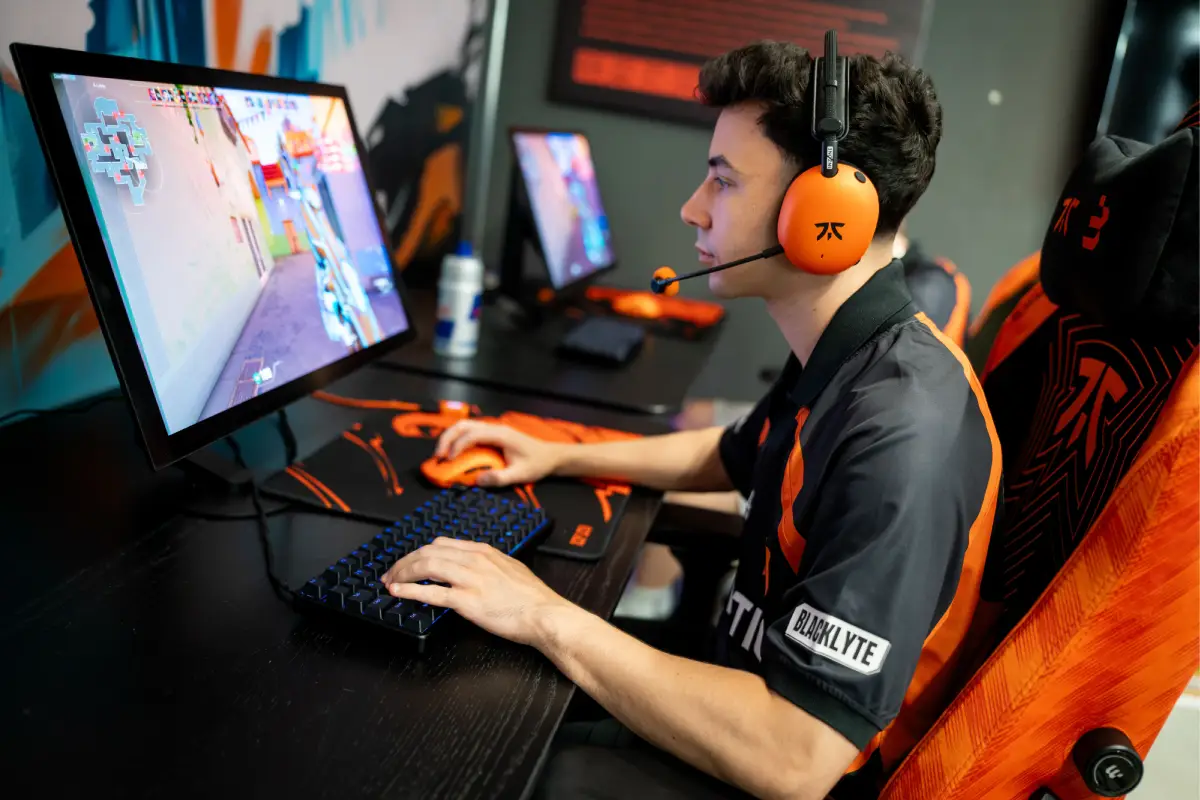 Sony amplía su línea gaming con nuevas ediciones de audífonos junto a Fnatic