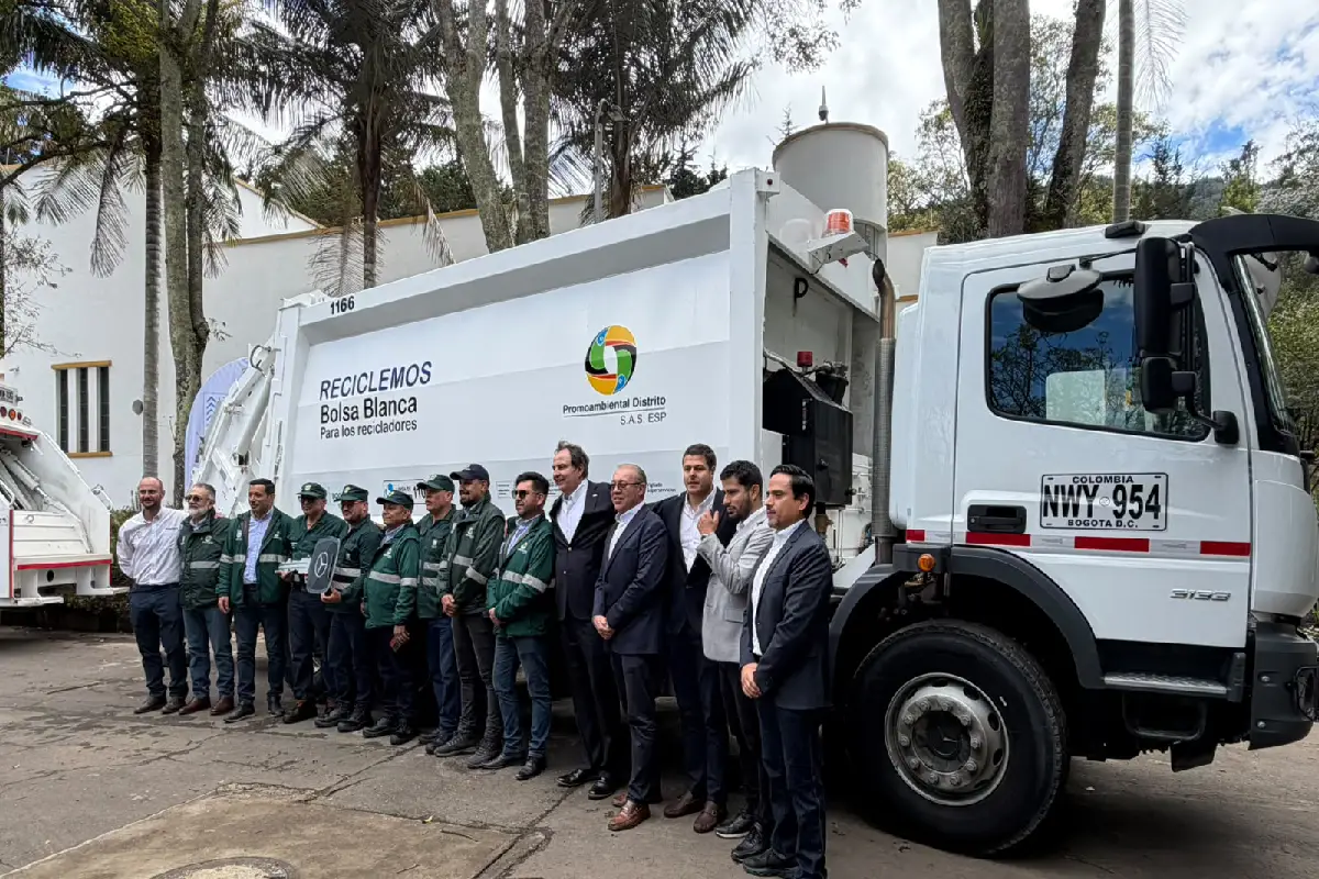 Divemotor entrega 45 camiones Mercedes-Benz a Promoambiental Distrito para el servicio de aseo en Bogotá