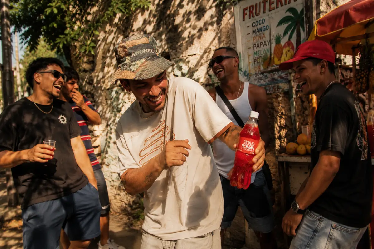 Los años 80 regresan a las redes sociales y Kola Román conecta su legado con las nuevas generaciones