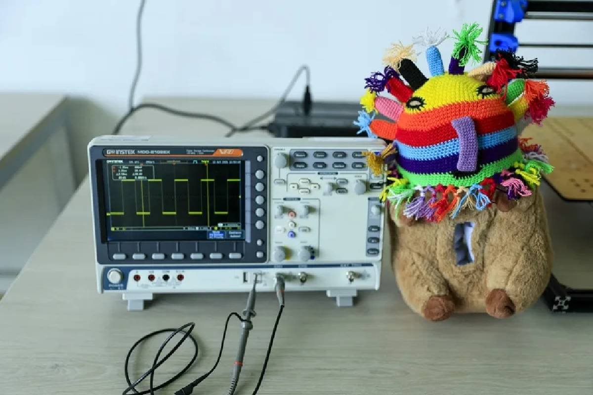 Capibot: el robot con aspecto de capibara desarrollado en Ecuador para apoyar terapias de niños con autismo